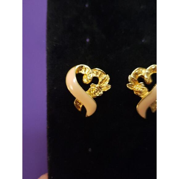 Avon Signed Pink Enamel Breast Cancer Ribbon Heart Pierced Earrings In Gold Tone - Picture 2 of 8